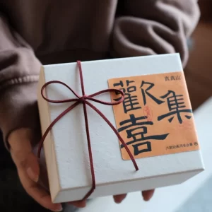 The Huanxiji Tea Gift Box by ZhenZhenShan features a premium selection of six artisan Chinese teas. Thoughtfully curated for festive occasions, personal tea journeys, or elegant gifting. Each tea is sourced from renowned mountains and traditional tea regions, combining flavor, culture, and craftsmanship in every sip.