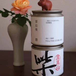 This image showcases Lei Kou Chai (雷扣柴), a unique and highly regarded Phoenix Dancong tea grown in Ya Hou (垭后), one of the core mountainous terroirs of Chaozhou, China. Named after a mother tree that survived a lightning strike, Lei Kou Chai combines layered orchid fragrance with rich mineral sweetness. Sourced from high elevations and hand-processed in small batches, this tea embodies both character and rarity — a true gem for Dancong lovers seeking depth, aroma, and terroir expression.