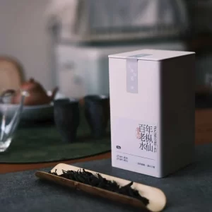 How to brew Chaozhou Gongfu tea? Here we use Bai Nian Lao Cong Shui Xian as an example. First, measure one portion of tea leaves into a tea scoop. Warm up the teapot, fairness cup, and tasting cups. Then pour the dry leaves from the scoop into the teapot, add hot water, and let the tea flow out to begin the session.