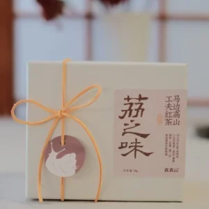 Lizhiwei is a Kung Fu red tea grown in the high mountains of Sichuan, China, at elevations above 800 meters. It’s a boutique Chinese red tea known for its delicate floral and fruity aroma, blending notes of lychee and rose in perfect harmony.